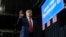 Колишній президент США республіканець Дональд Трамп вітає аудиторію після виступу на передвиборчому заході в Манчестері, Нью-Гемпшир, 20 січня 2024 року.