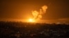 Kobaran api dan asap membubung setelah serangan udara oleh Israel terhadap pusat Jalur Gaza, Jumat, 7 April 2023. (Foto: Fatima Shbair/AP Photo)