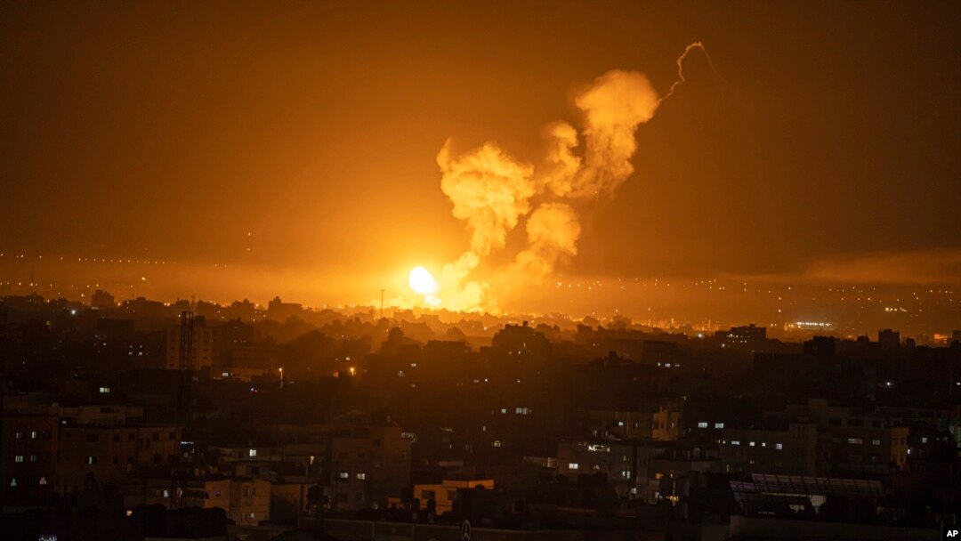 Kobaran api dan asap membubung setelah serangan udara oleh Israel terhadap pusat Jalur Gaza, Jumat, 7 April 2023. (Foto: Fatima Shbair/AP Photo)