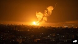 Kobaran api dan asap membubung setelah serangan udara oleh Israel terhadap pusat Jalur Gaza, Jumat, 7 April 2023. (Foto: Fatima Shbair/AP Photo)