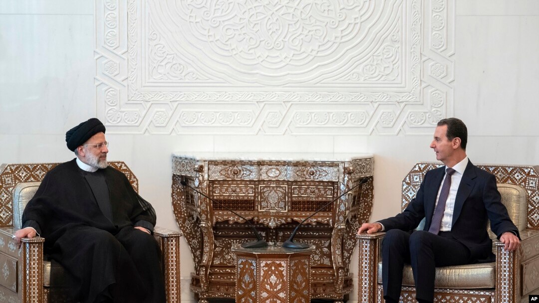 Presiden Suriah Bashar Assad (kanan), bertemu dengan Presiden Iran Ebrahim Raisi di istana kepresidenan di Damaskus, Suriah, Rabu, 3 Mei 2023. (Kepresidenan Suriah via Facebook via AP )