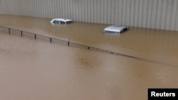 2023 年 9 月 8 日，香港在大雨過後，汽車被淹沒。