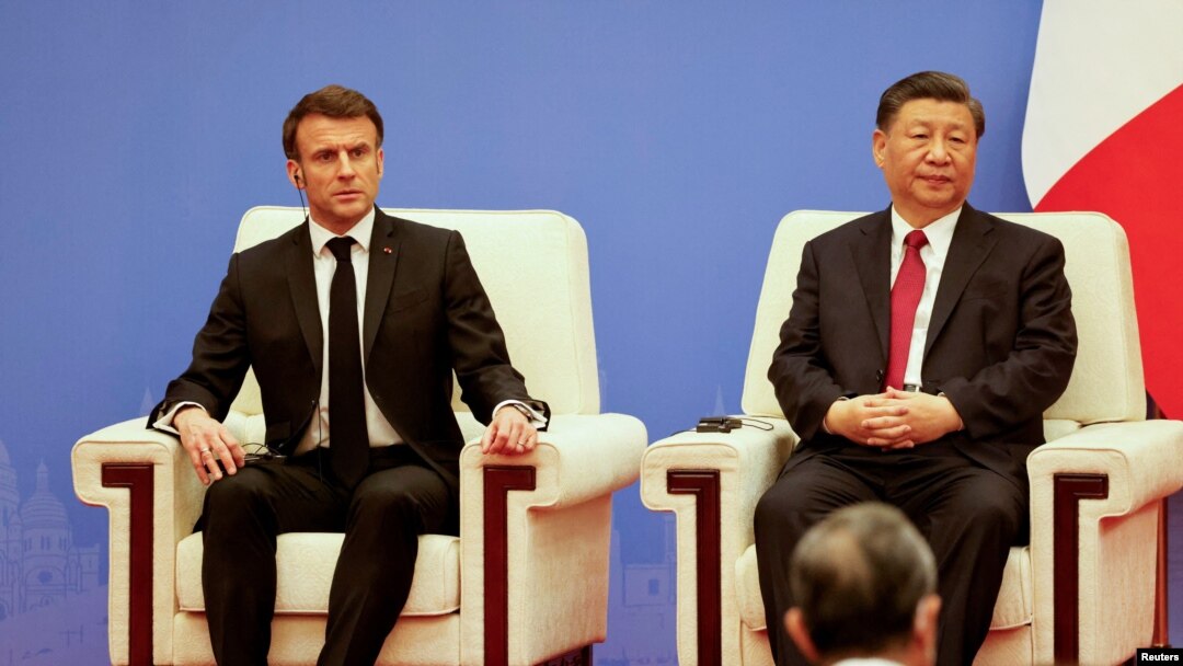 Presiden Prancis Emmanuel Macron dan Presiden China Xi Jinping menghadiri pertemuan dewan bisnis Prancis-China di Beijing, pada 6 April 2023. (Foto: Ludovic Marin/Pool via Reuters)