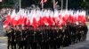 Članovi novih dobrovoljnih snaga teritorijalne odbrane marširaju sa poljskim nacionalnim zastavama na vojnoj paradi, Varšava, 15. avgust, 2023. (Foto: AP/Czarek Sokolowski)