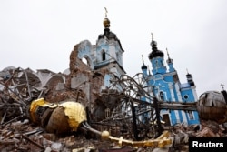 Gereja Ortodoks di Desa Bohorodychne hancur akibat serangan Rusia di Ukraina, 18 Maret 2023. (Foto: Reuters)