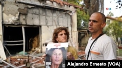 Elad Keidar conversa con la prensa junto a su hermana. La madre de Elad, Ofra Keida, de 70 años, murió en Gaza, secuestrada por Hamás.