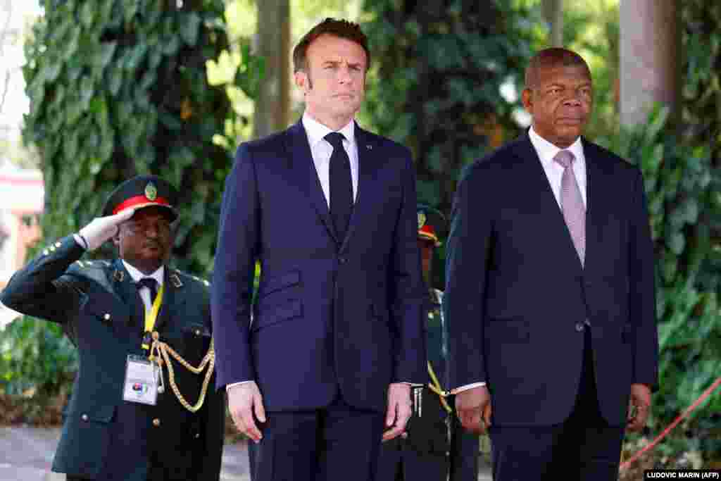 Presidente francês Emmanuel Macron (a esquerda) sendo recebido pelo presidente de Angola João Lourenço no palácio presidencial da Casa Rosada, em Luanda, a 3 de Março de 2023. -