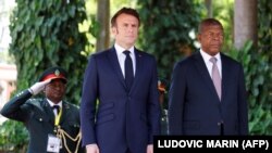 Presidente francês Emmanuel Macron (a esquerda) sendo recebido pelo presidente de Angola João Lourenço no palácio presidencial da Casa Rosada, em Luanda, a 3 de Março de 2023. -