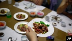 Hidangan yang terbuat dari daging anjing di Pyongyang House of Sweet Meat, restoran khusus daging anjing di Pyongyang, Korea Utara, Rabu, 25 Juli 2018. (AP/Dita Alangkara)