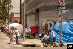 FILE - Tenda tunawisma berjejer di jalan-jalan kawasan Skid Row Los Angeles, 22 Juli 2022. (AP/Damian Dovarganes)