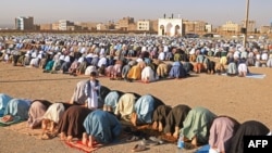 រូបឯកសារ៖ អ្នក​ប្រតិបត្តិ​សាសនា​អ៊ិស្លាម​​បួងសួង​ក្នុង​ពិធី Eid al-Fitr នៅព្រះវិហារ​ Guzargah ក្នុងទីក្រុង Herat ប្រទេស​អាហ្វហ្កានីស្ថាន កាលពីថ្ងៃទី១០ ខែមេសា ឆ្នាំ២០២៤។