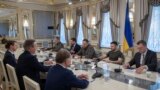 烏克蘭總統新聞辦公室提供的照片顯示，烏克蘭總統澤連斯基在基輔與英國外交大臣卡梅倫會談。 (2024年5月2日)