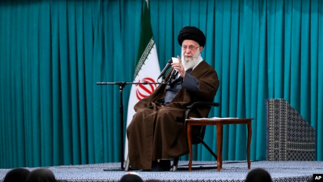 İran'ın dini lideri Ayetullah Ali Hamaney, seçime katılım çağrısında bulundu.