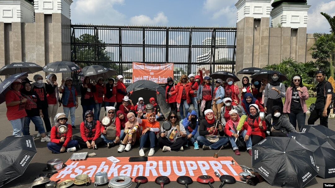 Aksi tenda merupakan bentuk aksi menunggu Mbak Puan, menunggu pertemuan dengan Ketua Umum DPR RI, Puan Maharani yang dilakukan pasca Puan Maharani menyatakan sesuatu yang tidak relevan tentang pengesahan RUU PPRT, 11 Maret 2023. (Twitter/@jalaprt)