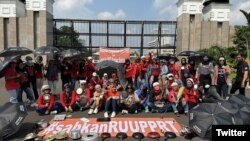 Aksi tenda merupakan bentuk aksi menunggu Mbak Puan, menunggu pertemuan dengan Ketua Umum DPR RI, Puan Maharani yang dilakukan pasca Puan Maharani menyatakan sesuatu yang tidak relevan tentang pengesahan RUU PPRT, 11 Maret 2023. (Twitter/@jalaprt)