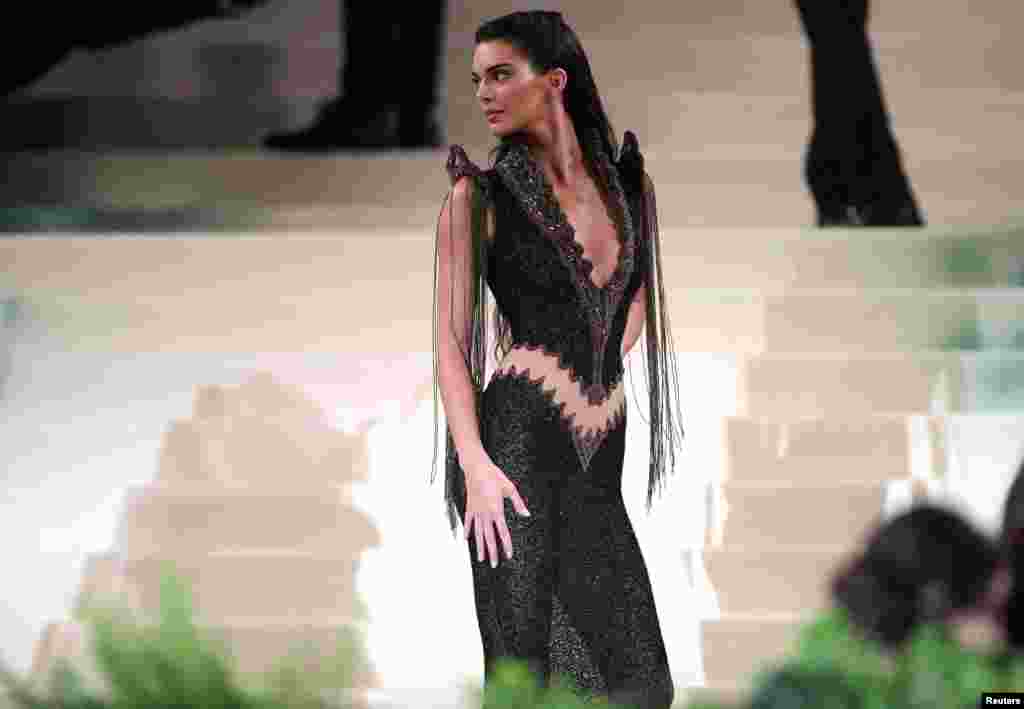 Kendall Jenner posa na Met Gala, uma gala anual de angariação de fundos realizada em benefício do Metropolitan Museum of Art&#39;s Costume Institute com o tema deste ano &ldquo;Sleeping Beauties: Reawakening Fashion&rdquo; em Nova Iorque, Nova Iorque, EUA, a 6 de maio de 2024.&nbsp;