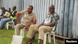 Anggota Kongres Buruh Nigeria (NLC) duduk di depan Terminal Dua Bandara Murtala Muhammed (MMA2) selama pemogokan Kongres Buruh Nigeria di Lagos, Nigeria 3 Juni 2024. (REUTERS/Marvellous Durowaiye)