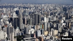 ARCHIVO - Una vista general de la populosa ciudad de Sao Paulo, en Brasil, en abril de 2015.
