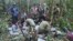 Sejumlah tentara dan penduduk pribumi merawat empat anak yang hilang setelah kecelakaan pesawat di hutan Solano, negara bagian Caqueta, Kolombia, Jumat, 9 Juni 2023. (Kantor Pers Angkatan Bersenjata Kolombia via AP)