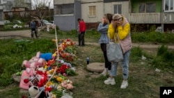 俄罗斯袭击乌克兰城市乌曼平民住宅区，一名女子为死难者哭泣。（2023年4月30日）