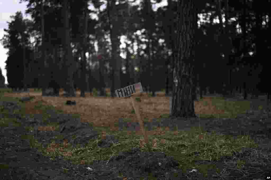 Un cartel con la palabra &quot;mina&quot;, en Moshchun, a las afueras de Kiev, Ucrania, el 5 de marzo de 2023.&nbsp;Con el telón de fondo de la guerra, los residentes en la capital viven su vida con tanta normalidad como pueden mientras la guerra entra en su segundo año.