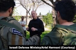 Menteri Pertahanan Israel Yoav Gallant mengunjungi Israel utara, 16 April 2024, dalam foto selebaran dari kementerian pertahanan Israel. (Kredit: Ariel Hermoni)