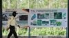 Seorang petugas keamanan berjalan melewati papan informasi di titik nol ibu kota baru Indonesia, yang dikenal sebagai Ibu Kota Negara Nusantara (IKN), di Sepaku, Kalimantan Timur, 8 Maret 2023. (Foto: REUTERS/Willy Kurniawan)