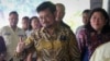 Menteri Pertanian Indonesia Syahrul Yasin Limpo memberi isyarat kepada wartawan setibanya di kantornya di Jakarta, Kamis, 5 Oktober 2023. (Foto AP)