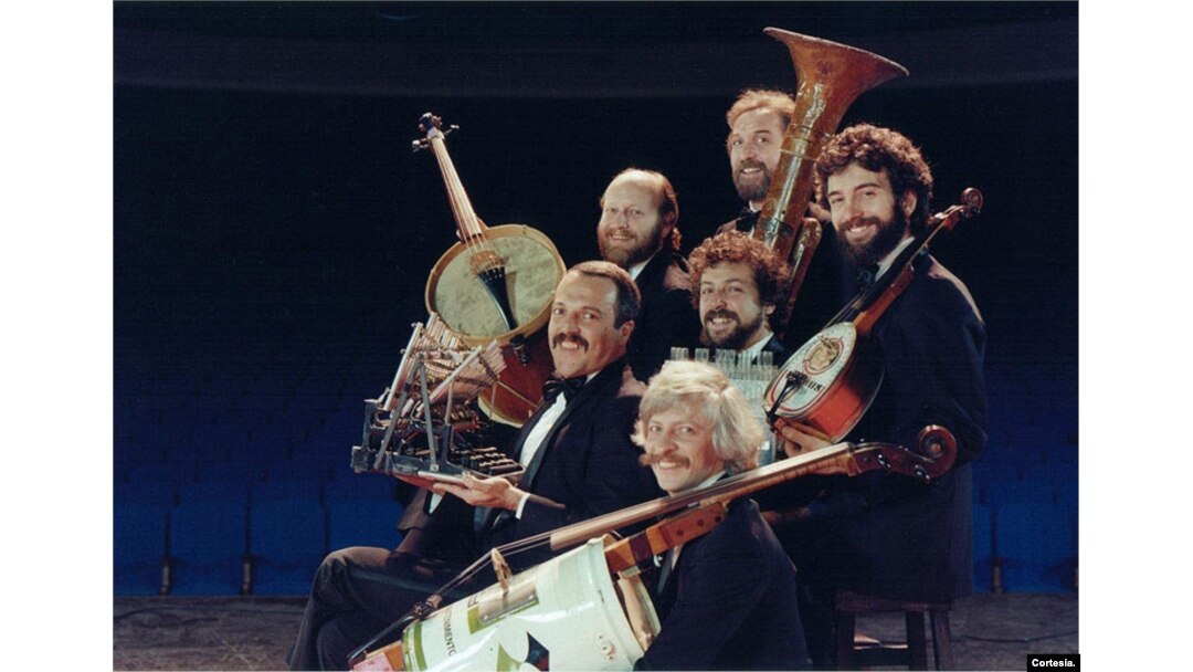 Les Luthiers fue pionero en la creación de instrumentos musicales con materiales reciclados como latas de jamón, bidones de metal, tubos industriales, botellas, plásticos y otros materiales. [Foto: Cortesía página oficial de la agrupación]