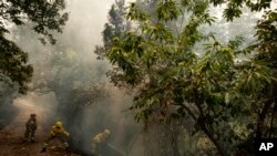 El gobierno regional dijo que “el incendio está lejos de la capacidad de extinción” debido al calor, la sequía y los fuertes vientos que atizan las llamas. 