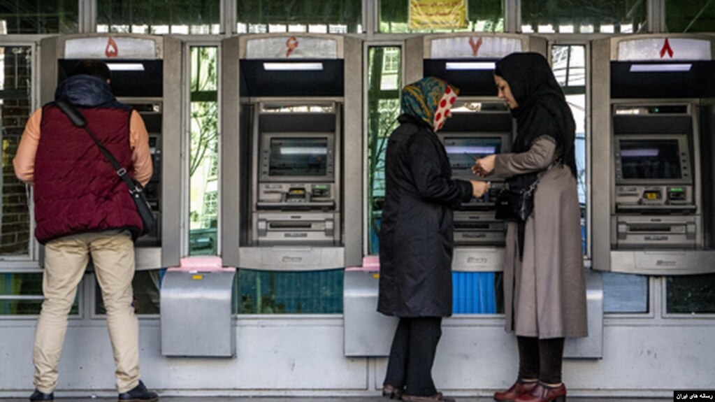 کمبود پول نقد سبب شده تا بسیاری از عابربانکها بخشی از سرویسدهی خود را متوقف کنند.