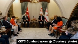 KKTC Cumhurbaşkanı Ersin Tatar, diploma skandalıyla ilgili gelişmeleri, Lefkoşa’da muhabirlere değerlendirdi.