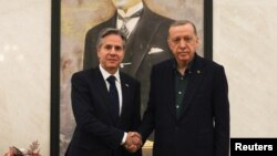 Энтони Блинкен и Реджеп Тайип Эрдоган во время их встречи в аэропорту Эсенбога в Анкаре, Турция, 20 февраля 2023 года.