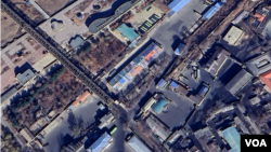 지난 4월 조중우의교 북한쪽 출입구 인근에 트럭과 버스 등 차량이 등장했다. 사진=Airbus (via Google Earth)