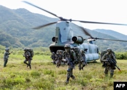 지난해 8월 미한 연합훈련인 을지프리덤실드(UFS) 훈련 중에 한국 군인들이 CH-47 치누크 헬리콥터에서 내리고 있다.