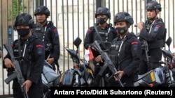 အင်ဒိုနီးရှားနိုင်ငံ ဂျာဗားပြည်နယ်အရှေ့ ဆူရာဘာရာမြို့က တရားရုံးရှေ့မှာ လုံခြုံရေးယူနေတဲ့ အင်ဒိုနီးရှားရဲတပ်ဖွဲ့ဝင်များ (ဇန်နဝါရီ ၁၆၊ ၂၀၂၃)