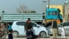 Seorang personel keamanan Afghanistan memeriksa kendaraan di dekat lokasi serangan bom bunuh diri di Kandahar, 21 Maret 2024. (Sanaullah SEIAM/AFP)