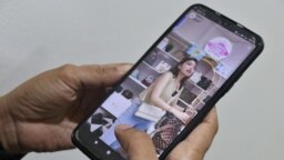 Salah satu fitur yang ada di Tiktok yakni Tiktok Shop resmi ditutup Pemerintah Indonesia pada Rabu (4/9) pukul 5 sore. Pemerintah beranggapan bahwa Tiktok Shop merusak ekosistem penjualan UMKM di Indonesia. (Courtesy: Indra Yoga/VOA)