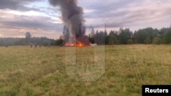 23일 러시아 서부 트베리주 쿠젠키노 인근에 추락한 여객기 잔해가 불타고 있다.