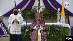 ARCHIVO. El cardenal de Managua, Leopoldo Brenes oficia una misa en la capital el miércoles de la Semana Santa. Foto: Voz de América