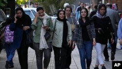 Sejumlah perempuan Iran, beberapa tidak mengenakan jilbab yang merupakan sebuah kewajiban di negara itu, berjalan di pusat kota Teheran, 9 September 2023. (Foto: AP)