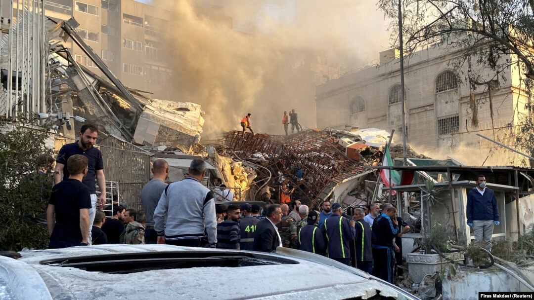Umwotsi wakurikiye igisasu cyatewe hafi y'ambasade ya Irani i Damasiko, itangazamakuru rya Irani ryavuze ko cyarashwe na Isirayeli . Taliki 1/04/ 2024. REUTERS/Firas Makdesi
