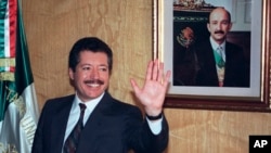ARCHIVO - Luis Donaldo Colosio, saluda a los periodistas después de ser nombrado candidato presidencial del gobernante Partido Revolucionario Institucional, 28 de noviembre de 1993, en la ciudad de México.