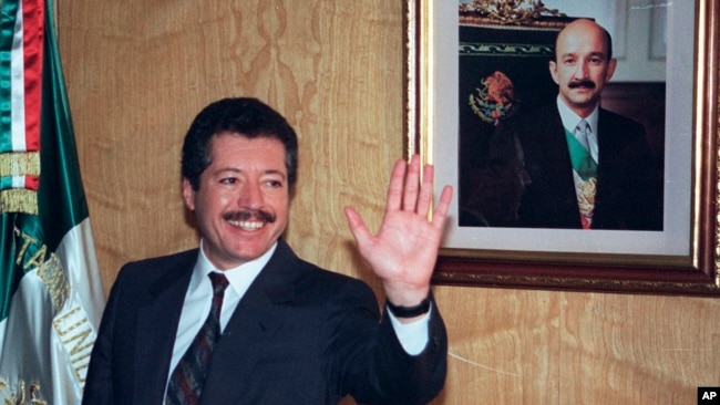 ARCHIVO - Luis Donaldo Colosio, saluda a los periodistas después de ser nombrado candidato presidencial del gobernante Partido Revolucionario Institucional, 28 de noviembre de 1993, En la ciudad de México.