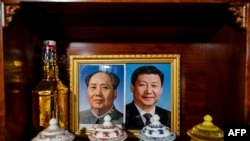 中国西藏林芝一个村庄旅馆里供奉的中共前领导人毛泽东与现领导人习近平的画像。（2021年6月4日）