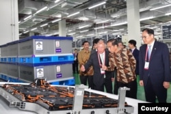 Presiden Joko Widodo meninjau pabrik baterai dan kendaraan listrik PT. Hyundai- LG Indonesia (HLI) Green Power, di Kabupaten Karawang, Jawa Barat, Rabu (3/7) (Biro Pers Sekretariat Presiden)
