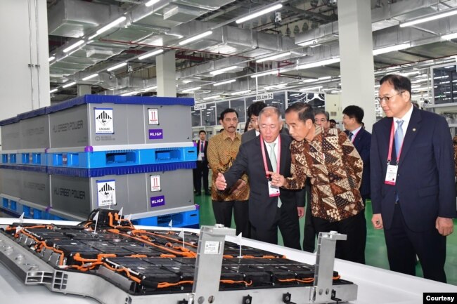 Presiden Joko Widodo meninjau pabrik baterai dan kendaraan listrik PT. Hyundai- LG Indonesia (HLI) Green Power, di Kabupaten Karawang, Jawa Barat, Rabu (3/7) (Biro Pers Sekretariat Presiden)