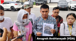 Perwakilan KKJ Sumut Irvan Saputra (kemeja batik) dan Eva Pasaribu saat membuat laporan polisi di Polda Sumut terkait dugaan tindakan pembunuhan berencana Sempurna Pasaribu, Senin, 8 Juli 2024. (Foto: VOA/Anugrah Andriansyah)