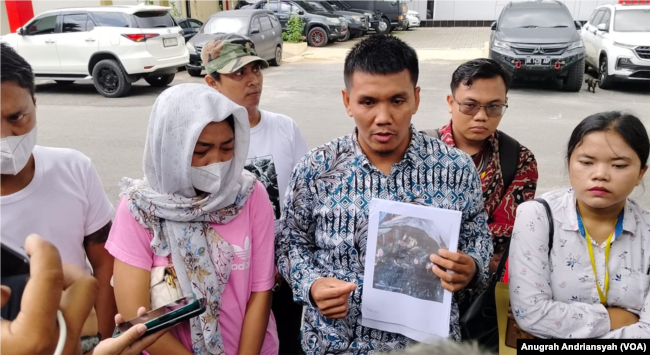 Perwakilan KKJ Sumut Irvan Saputra (kemeja batik) dan Eva Pasaribu saat membuat laporan polisi di Polda Sumut terkait dugaan tindakan pembunuhan berencana Sempurna Pasaribu, Senin, 8 Juli 2024. (Foto: VOA/Anugrah Andriansyah)