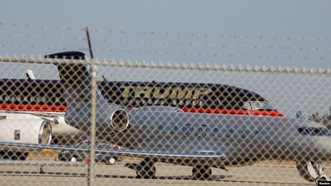 El avión del expresidente de los Estados Unidos, Donald Trump, estacionado en el Aeropuerto Internacional de Palm Beach, luego de su acusación por parte de un gran jurado de Manhattan luego de una investigación sobre el dinero pagado para silenciar a la estrella porno Stormy Daniels, en West Palm Beach, Florida, EEUU, el 3 de abril. , 2023. REUTERS/Marco Bello